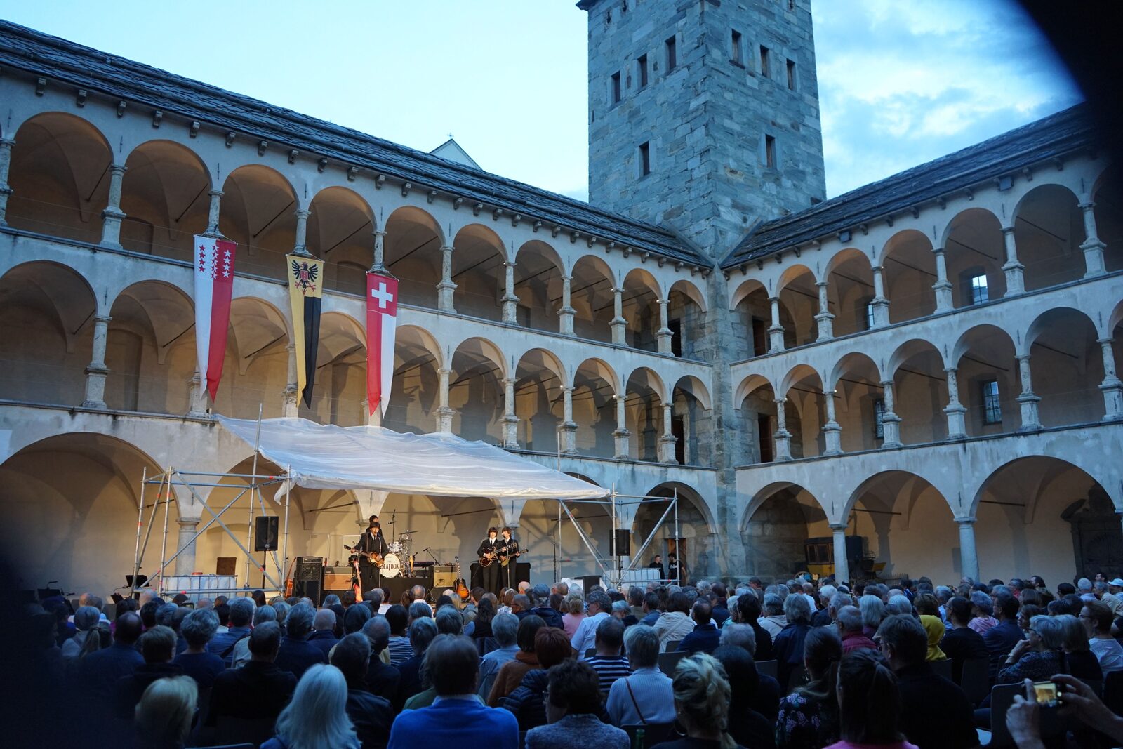 Beatles-Abend im beleuchteten Hof des Stockalperschlosses — Brig B'rock 2023