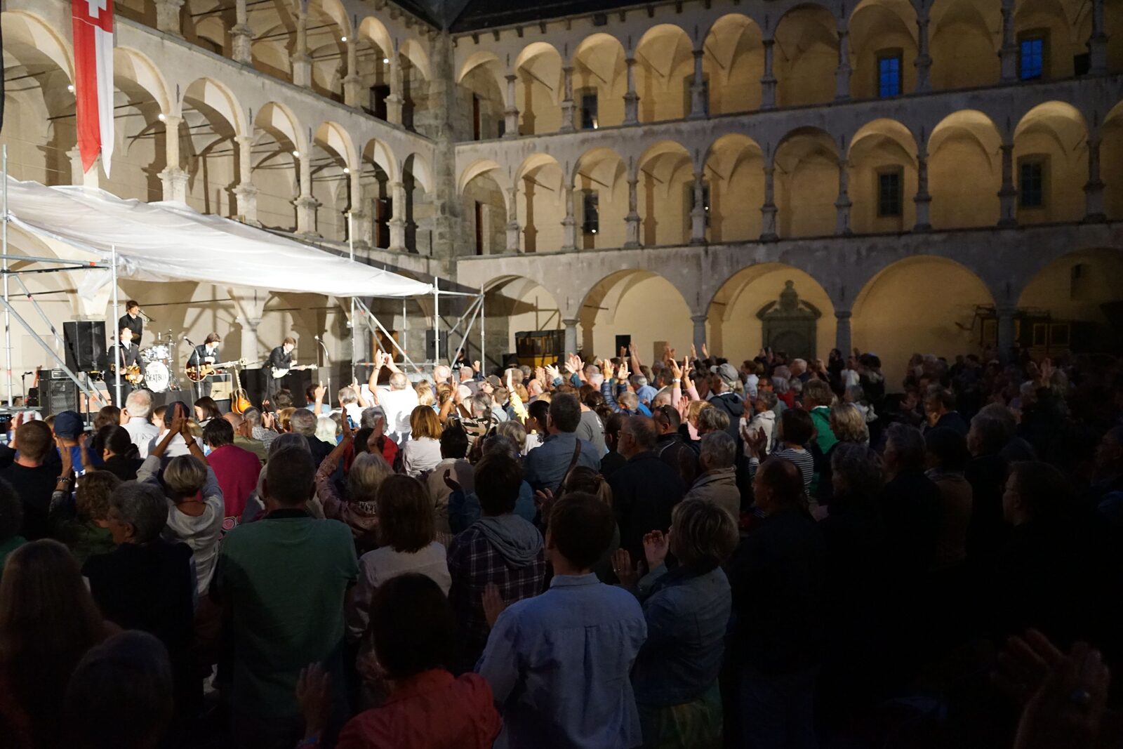 Begeistertes Publikum im Schlosshof — Brig B'rock 2023