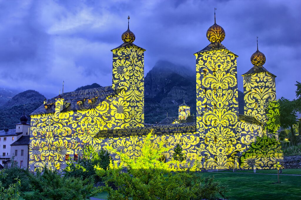 Beleuchtetes Stockalperschloss bei Nacht