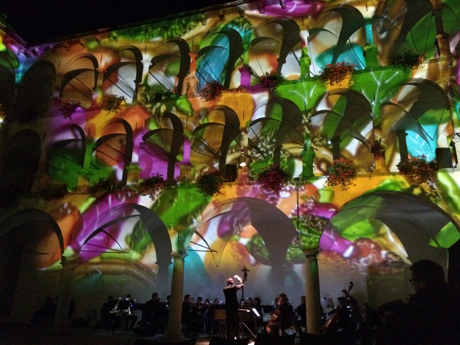 Farbige Lichtkunst auf den Arkaden — Light & Music 2015