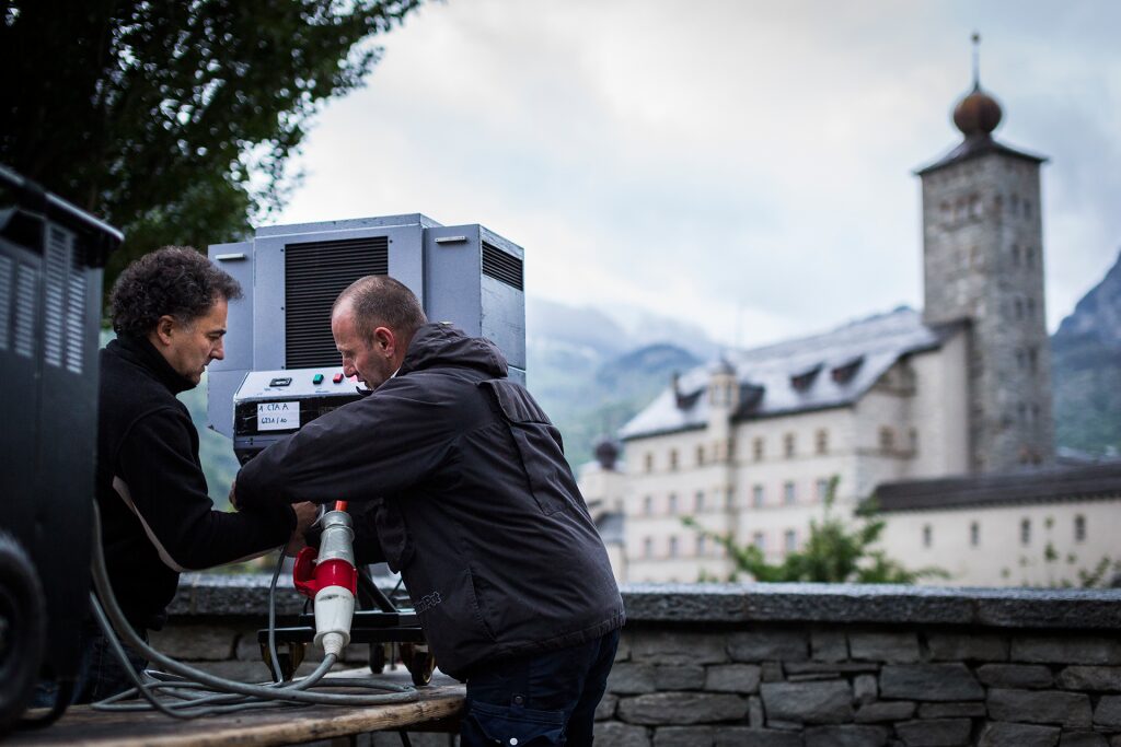 Aufbau des Lichtspektakels am Stockalperschloss