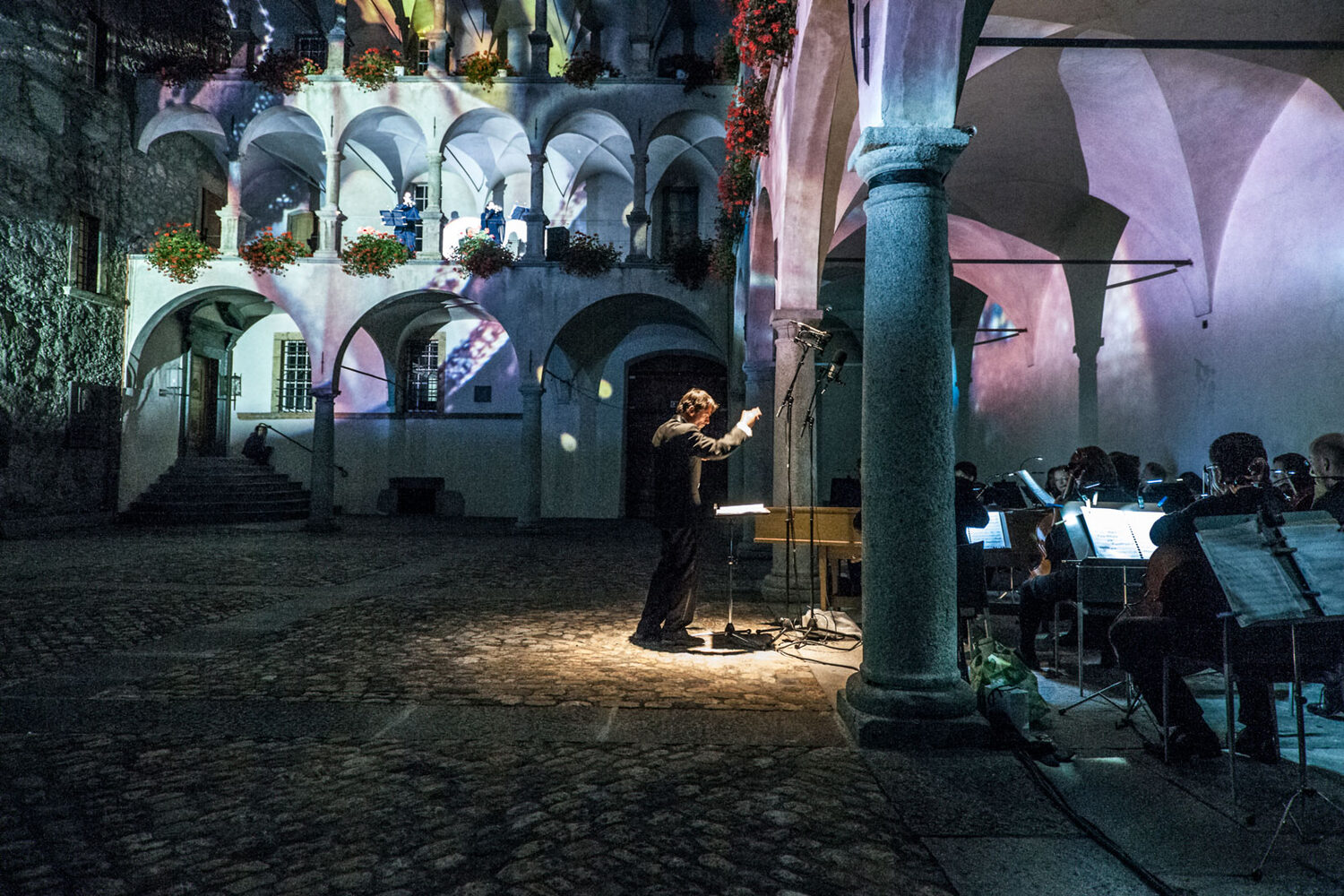 Orchester im beleuchteten Schlosshof — Light & Music 2015